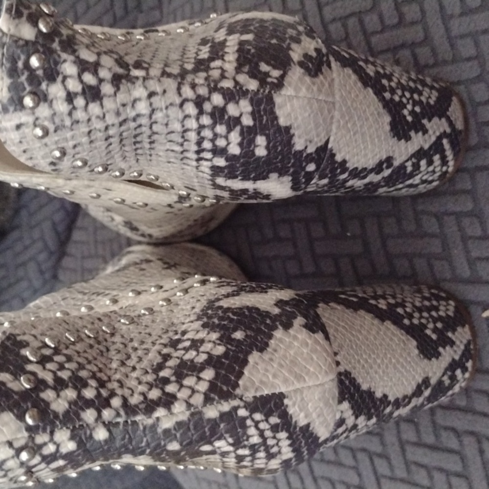 Steve Madden White/Grey Python Booties Size 7.5 - image 4